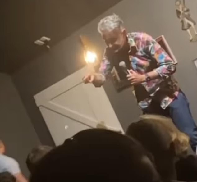 Snimke Hughesovog bijesnog spreja u petak navečer pokazale su da je 54-godišnjak zastao s njegovom svirkom kako bi priredio tri žene koje su sjedile u blizini fronta koje ne bi prestale razgovarati