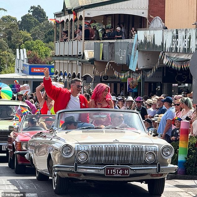 Pjevačica, 49, pokazala je svoju mega transformaciju u nedjelju u nizu postova koji su podijeljeni na svom bendu Rogue Traders 'Instagram pokazujući svoju novu ružičastu kosu