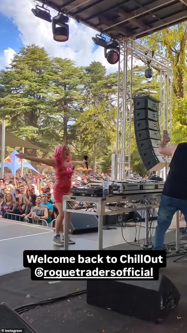 U brojnim Instagram pričama, Natalie je mogla vidjeti kako se zabavlja na festivalu Melbourne tijekom vikenda, noseći crvenu kožnu haljinu ukrašenu divovskim srcima