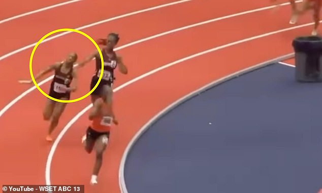 Trkač srednje škole Brookville Tucker (Circled) pogodila je Alaila Everett (desno od kruga)