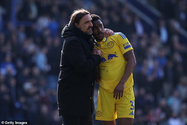 Menadžer Leedsa Daniel Farke (lijevo) utješio je junior Firpo (desno) nakon poraz iznenađenja u nedjelju