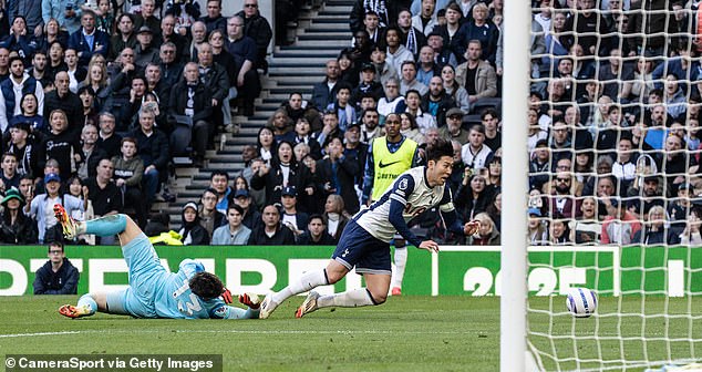 Kepa je tada oštro oborio Son Heung-Min, koji je postigao rezultirajući kazneni udarac da bi postigao 2-2