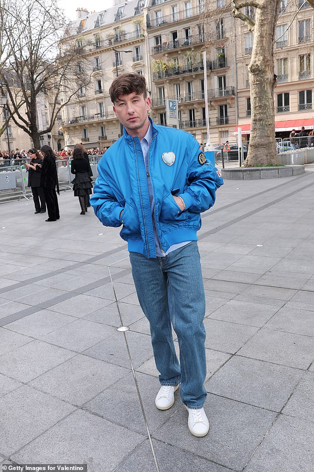 Pin je bio smješten nad njegovim srcem na svijetloplavoj jakni koju je nosio s blijedo plavom košuljom i trapericama