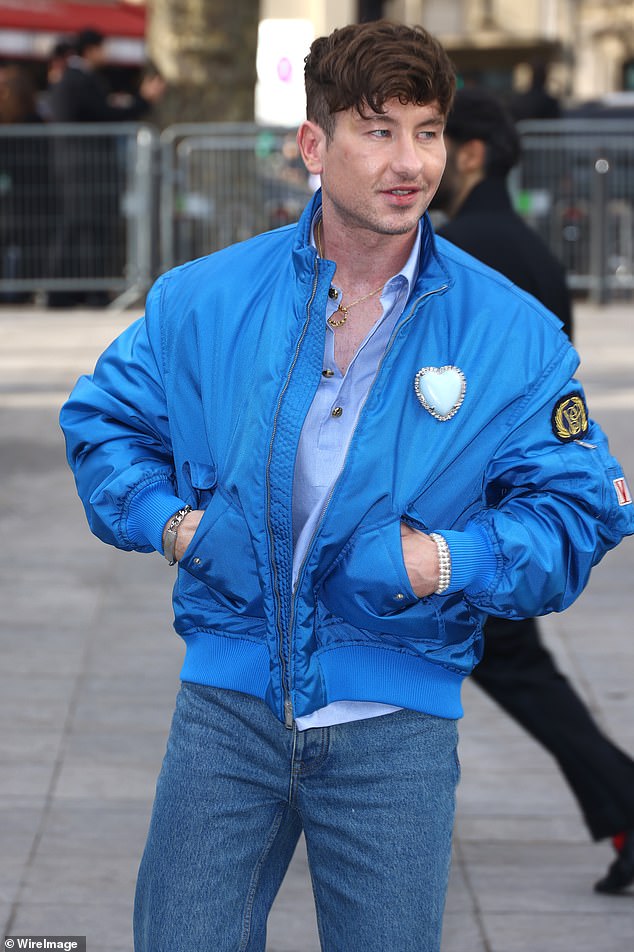 Molim vas, molim te, pjevačeva haljina sadržavala je srce izrezano okruženo srebrnim draguljima