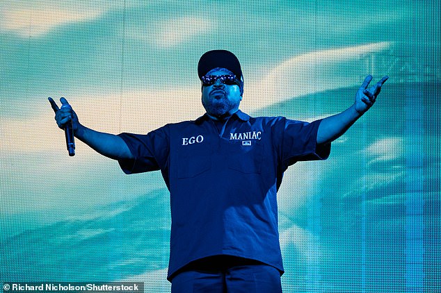 Hitmaker je zatrpao jednobojni pogled za svoj koncert, klizivši na neke crne hlače i crnu košulju s 'ego manijom' prozračenim prednjim dijelom