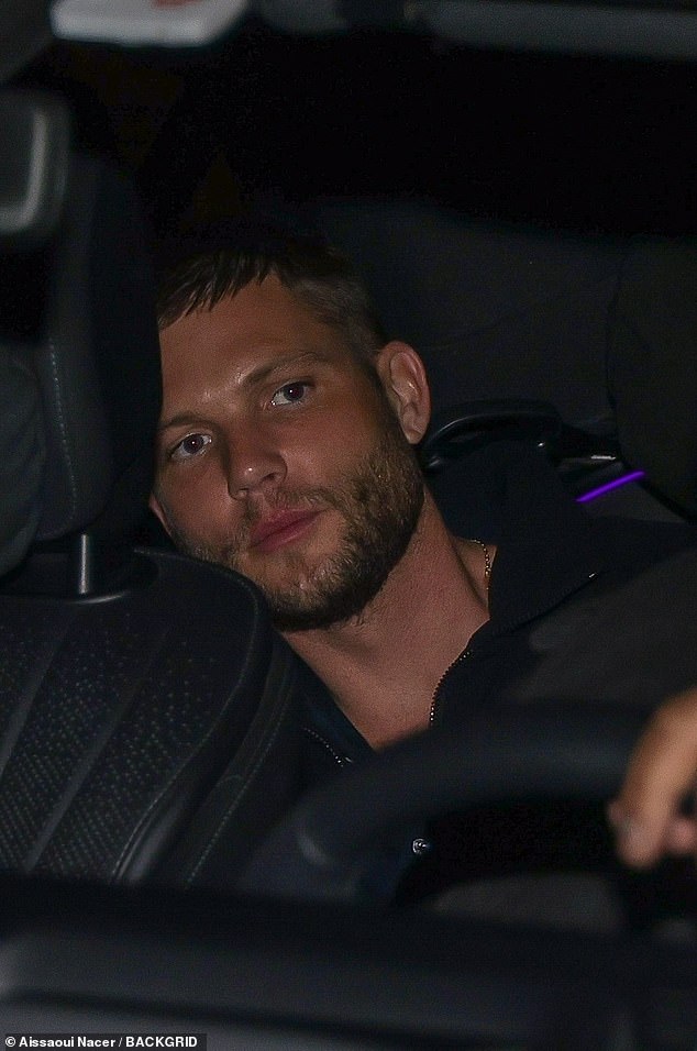 Njezin datum večere izgledao je zgodno s konusnom frizurom i punom bradom