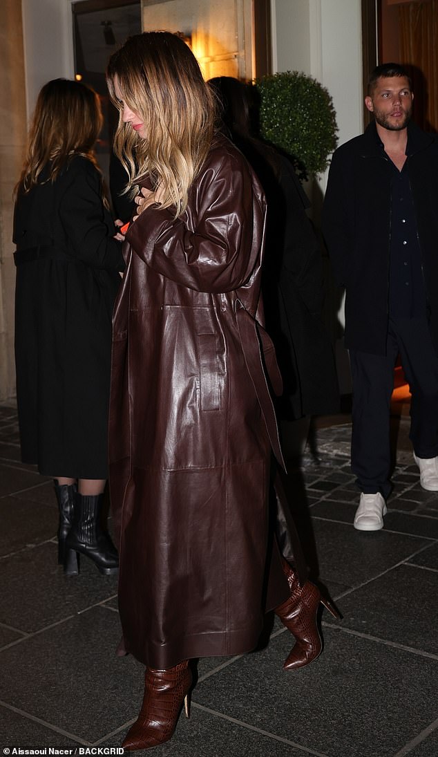 35-godišnja glumica bila je odjevena u smeđi kožni kaput dok je izlazila iz restorana ispred tistejskog tipa