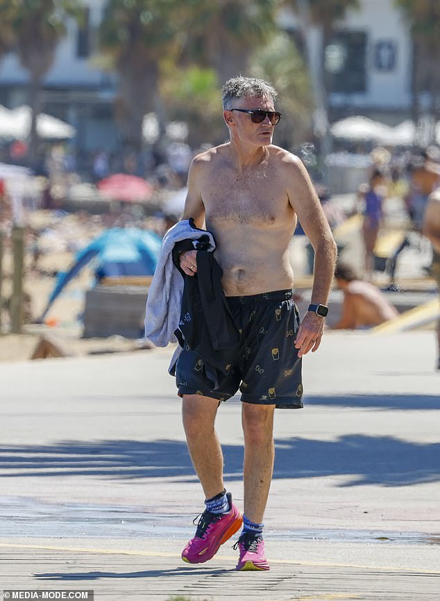 Komičar Aussie, 54, koji je izbacio tri bučne žene iz njegove svirke iz komedije, opušten je u ponedjeljak na plaži St Kilda u Melbourneu