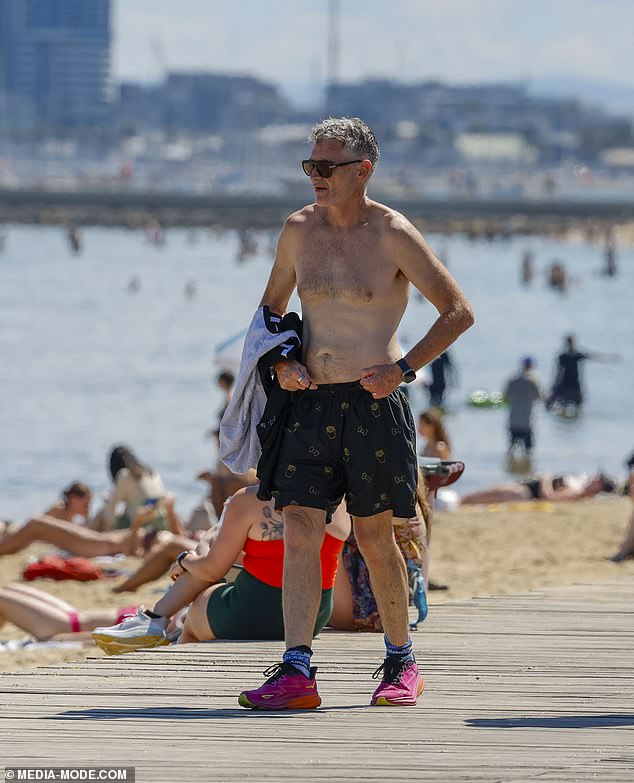 Hughesy se mogao vidjeti kako uživa u popularnom ljetnom mjestu i šetajući šetnicom, prolazeći na suncu