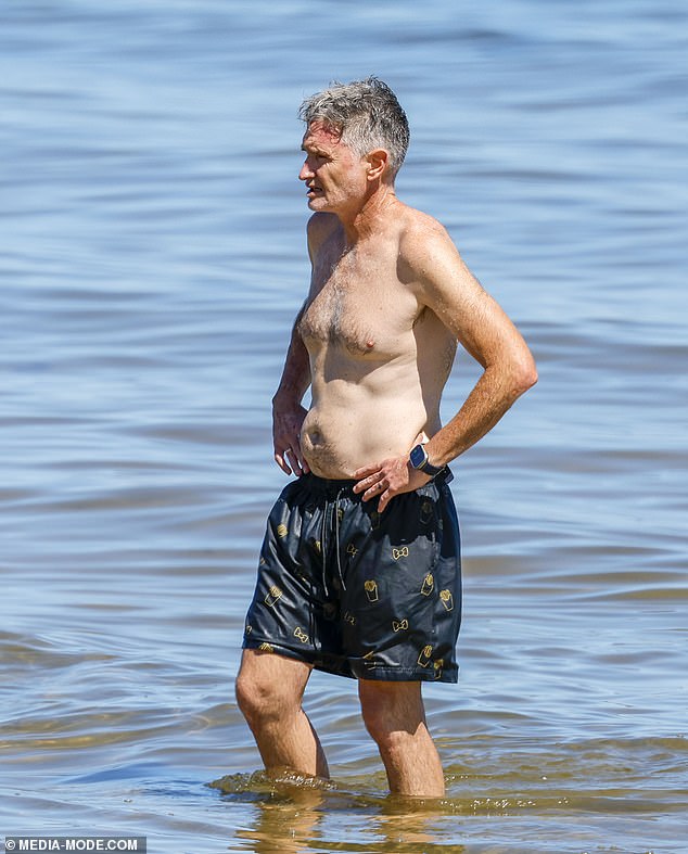 Nosio je par mornarsko plavih plivača s pomfritom i lukovima ispisanim preko kratkih hlača dok je maksimalno iskoristio dobro vrijeme
