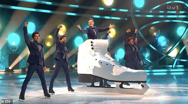 Stephen je stigao u divovsku čizmu za klizanje, a povukla su ga četiri profesionalca. Podijelili su smijeh kad su se kamere prestale kotrljati, a Stephen je rekao ¿Ne ozbiljno kako da izađem? 