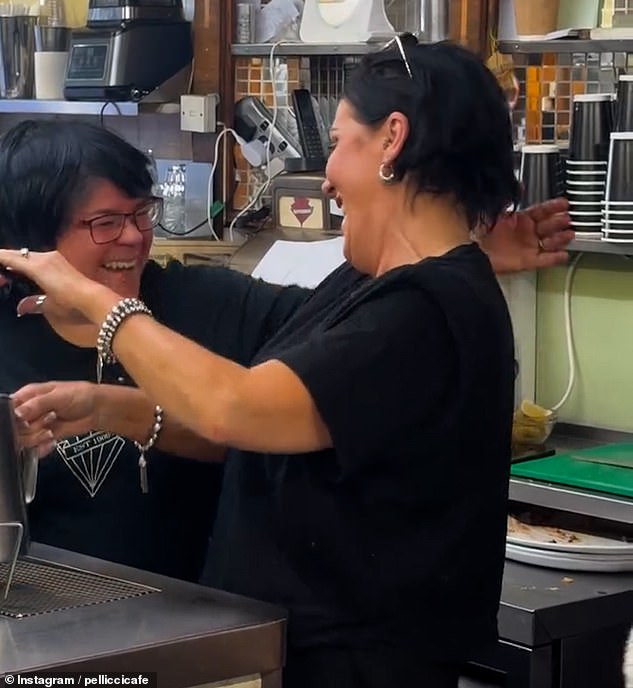 Zvijezda, koja je 25 godina igrala Kat Slater u sapunu, zabavljala zaštitnike u The Establišment, koja postoji od 1900. godine, s nekim od njenih najslavnijih linija