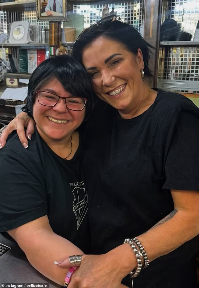 SOAP STAR pozirala je za niz srdačnih fotografija s osobljem i kupcima kafića, koje su potom objavljene na stranici trgovine Instagram