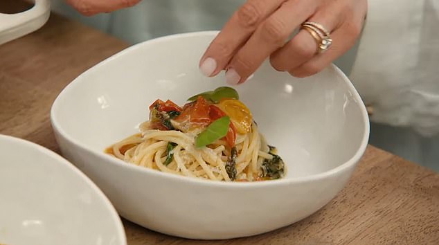 Meghanov recept prikazan je u prvoj epizodi svoje nove Netflix serije s ljubavlju, Meghan. Međutim, obožavatelje nije zalijepilo jelo koje je udarila sa svojim bliskim prijateljicom, šminkerom Daniel Martin