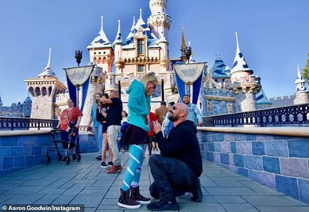 Par je u početku razmijenio zavjete u kolovozu 2022. u Disneylandu u Anaheimu u Kaliforniji