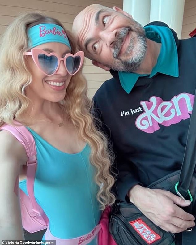 Par je viđen u ansamblima s temom Barbie u snimanju društvenih medija koji je objavila 2023. godine