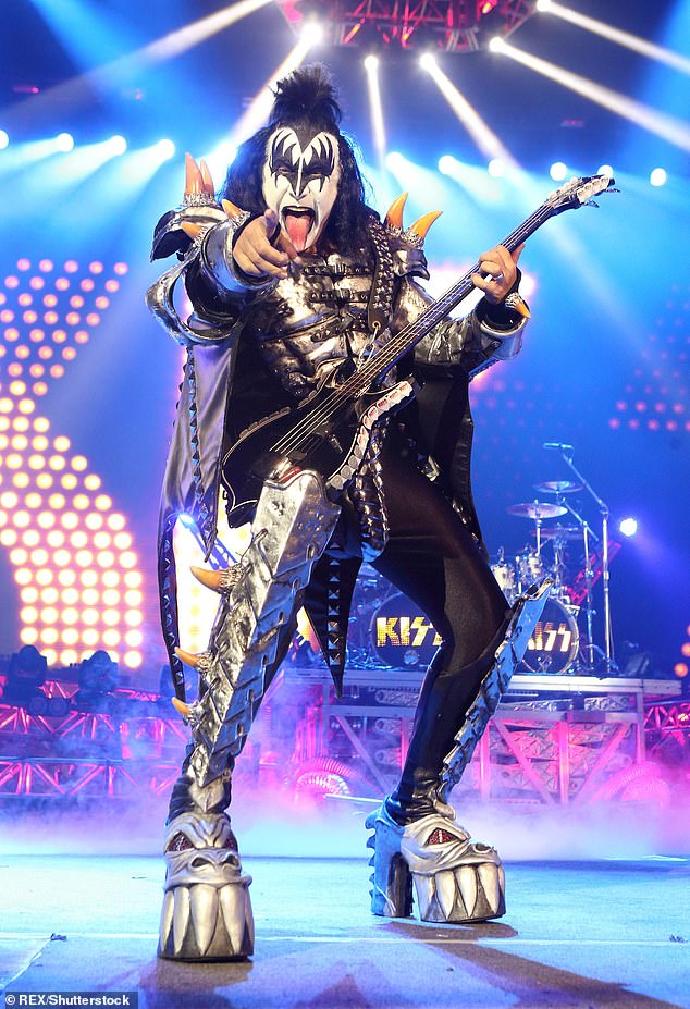 Nakon što se prebacio na ček, sretni obožavatelj tada će biti njegov 'osobni pomoćnik i bend Roade' za datum showa na njegovoj nadolazećoj turneji sa svojim bendom Gene Simmons; Na slici kolovoza 2014. u Saratoga Springsu