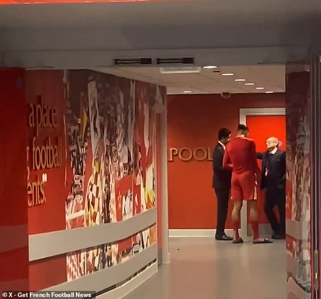 Van Dijk je viđen kako razgovara s šefovima PSG-a Nasser al-Khelaifi i Luis Campos na Anfieldu