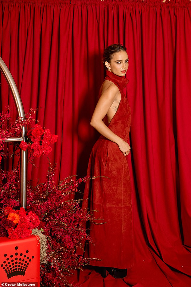 Zapanjujući model, koji se pojavio na naslovnici časopisa Harper's Bazaar, nedavno je stigao u Melbourne sa svojim Magic Mike Star partnerom