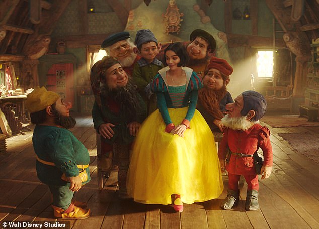 Nakon niza skandala i PR noćnih momata koje su zazvale projekt, Disney je uzvratio planirane raskošne premijere za film na 