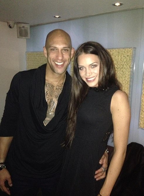 Značajno je da se zaručila za američkog čuvara Tima, s kojim je započela druženje 2013. godine. U vrijeme kad je radila kao bankar u Škotskoj, otkrivajući da je upoznala Tima na zabavi