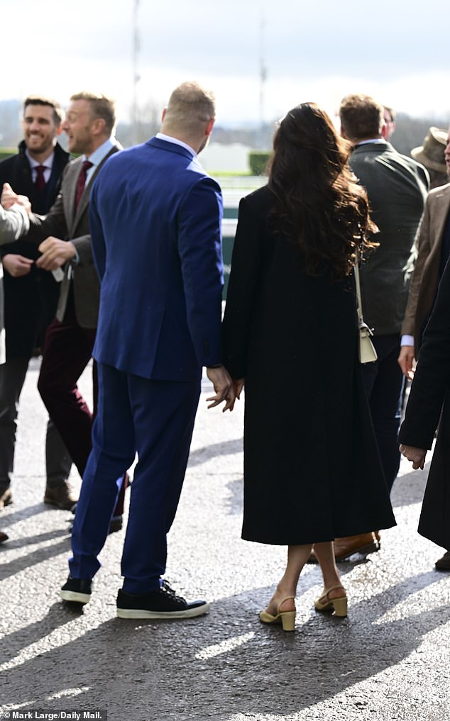 Ragbi igrač, 39, viđen je kako se drži za ruku s glamuroznom stvarnom starletom, koja je prethodno izlazila s američkim junakom golmana iz Svjetskog kupa Tima Howarda i ragbi zvijezdom Ben Cohen