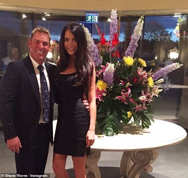 U listopadu 2016., Sara je primijećena na sjajnom noćnom izlasku s legendom australske krikete Shaneom Warneom - koja je umrla od srčanog udara 2022