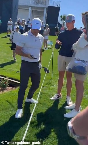 To se dogodilo u blizini 18. rupe nakon što se McIlroy rugao zbog lošeg pucanja