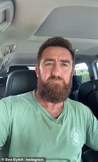 Nakon izlijevanja simpatije obožavatelja koji su tražili objašnjenje koje je tata Sunshine Coast odveo na svoje društvene medije kako bi otkrio da je njegov užurbani izlaz uslijedio nakon što je doživio 'neobjašnjivu' medicinsku hitnu situaciju - što se ispostavilo da je upala pluća. (Na slici)