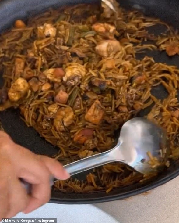 Ostajući vjerna lokalnoj kulturi, uz njezine racez i slike plaže, Michelle je također otkrila da par uživa u tradicionalnoj paelli