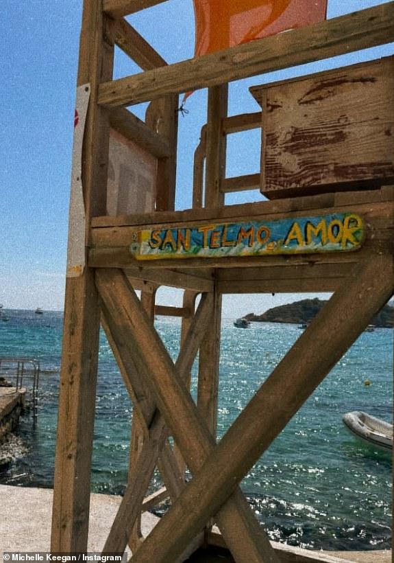 Dan nakon njihovog idiličnog putovanja u Deià, Michelle je objavila niz nevjerojatnih bikinija, uključujući pucnjeve iz posjeta plaži u San Telmou - još jedno vruće mjesto koje se nalazi manje od sat vremena od Palme
