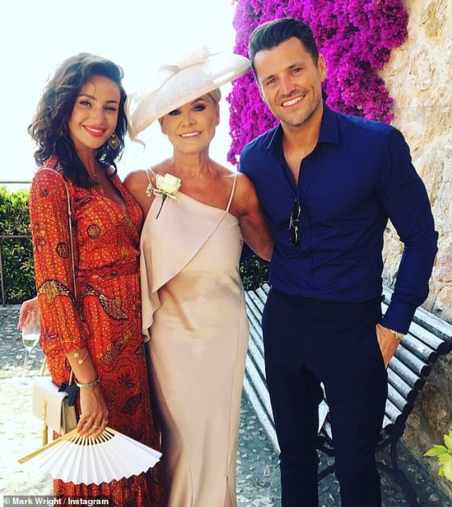 Mark i Michelle prikazani su s Markovom mamom Carol na vjenčanju brata Josha Mallorcan