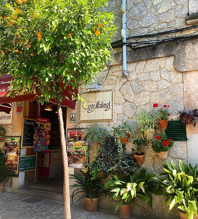 Michelle je objavila slike Panaderia y Pastelería ca'n Molinas - pekara aktivna od 1920. godine, a nudeći autentično iskustvo mallorcan tijesta