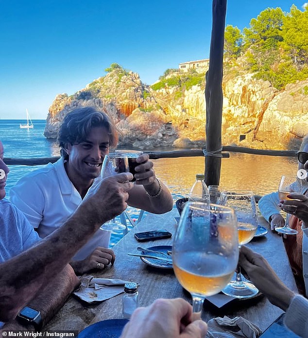 Još jedno putovanje Mallorcan -om vidio je kako se Wright Clan zajedno s Markovim najboljim prijateljem Jamesom Argentinom spušta na Balearic Island, a Mark je dijelio slike uz natpis: 'Nekoliko dana u našem omiljenom mjestu s obitelji'