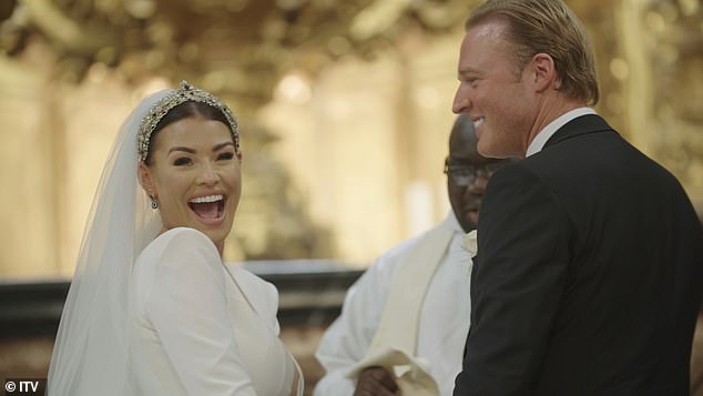 Markova sestra i kolega TOWIE zvijezda Jess, vezala je čvor na Basílica de Sant Francesc u Palmi prije njihovog večernjih prijema u španjolskom dvorcu, Castillo de Bendinat u rujnu 2021.