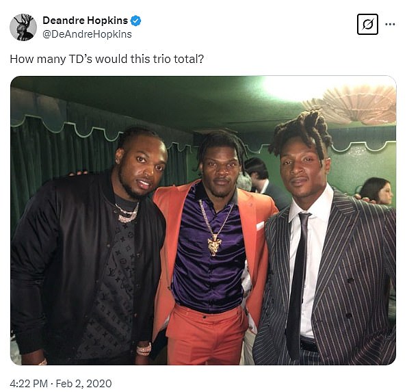 Hopkins (R) je to objavio u veljači 2020. s Derrickom Henryjem (L) i Lamarom Jacksonom (Centar)