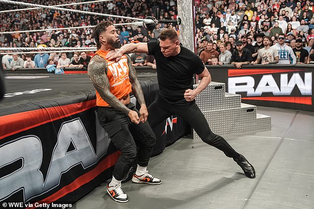 USO će se u međuvremenu boriti za Svjetsko prvenstvo na Wrestlemaniji protiv Gunthera (desno)