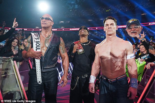 Rock (lijevo) uživa u svom posljednjem trčanju u tvrtki kao negativca pod nadimkom 'The Final Boss'