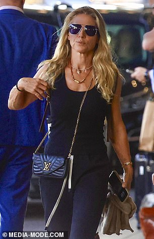 Elsa Pataky vezala je svoj putni ansambl zajedno s par crnih i zlatnih nijansi i ugašenim zlatnim nakitom, noseći svoj iPhone u ruci