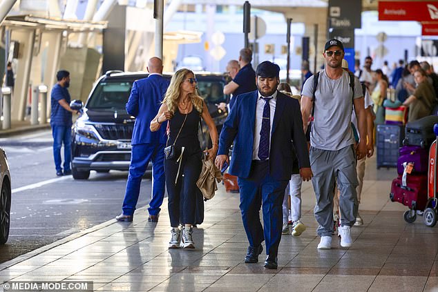 Elsa je pažljivo pazila na svoje troje djece dok je obitelj izlazila iz zračne luke