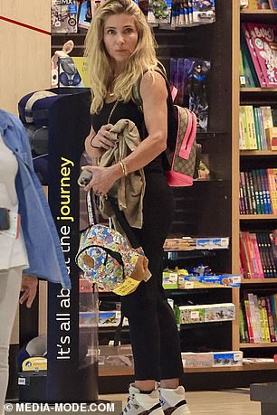 Elsa je nosila jednu od prtljage svog sina, 230 dolara Loungefly Pokemon ombré mini ruksak