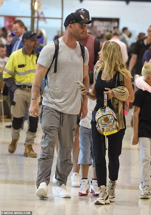 Čitav klan Hemsworth-Pataky izveo je svježe tenisice, a bračnici su još uvijek nosili jastuke za vrat iz leta na dugim putem