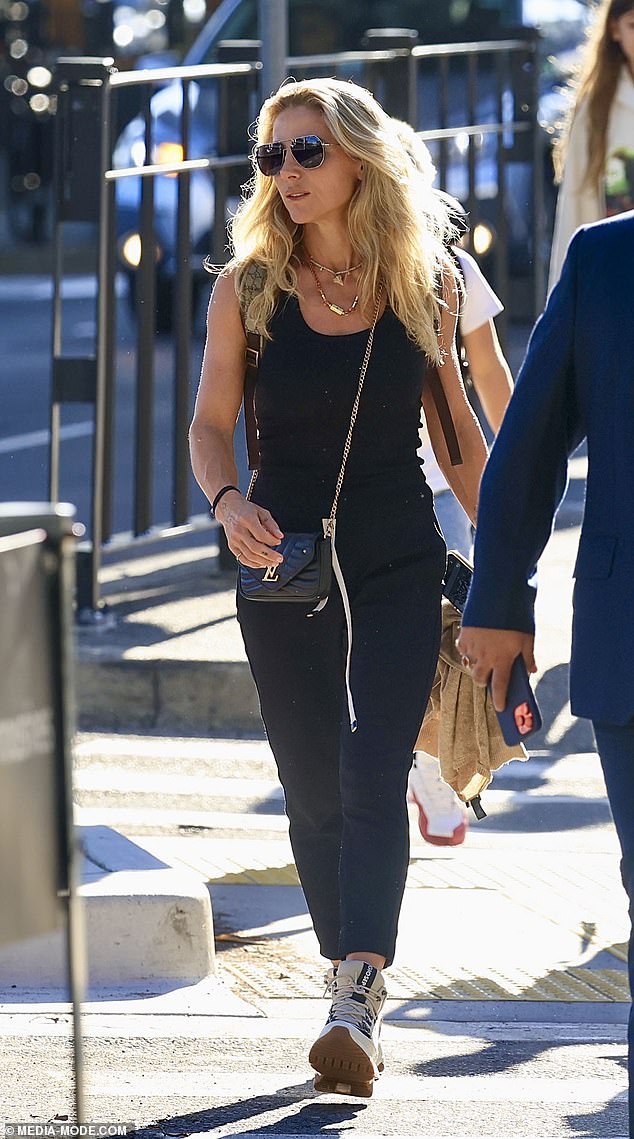 Zlatni par odlučio se za prikrivene sastanke u uličnoj odjeći, ali španjolska glumica, 48, izdala je svoj multi-milionerski status odbacivši dodatnu opremu u vrijednosti od više od 10 000 dolara