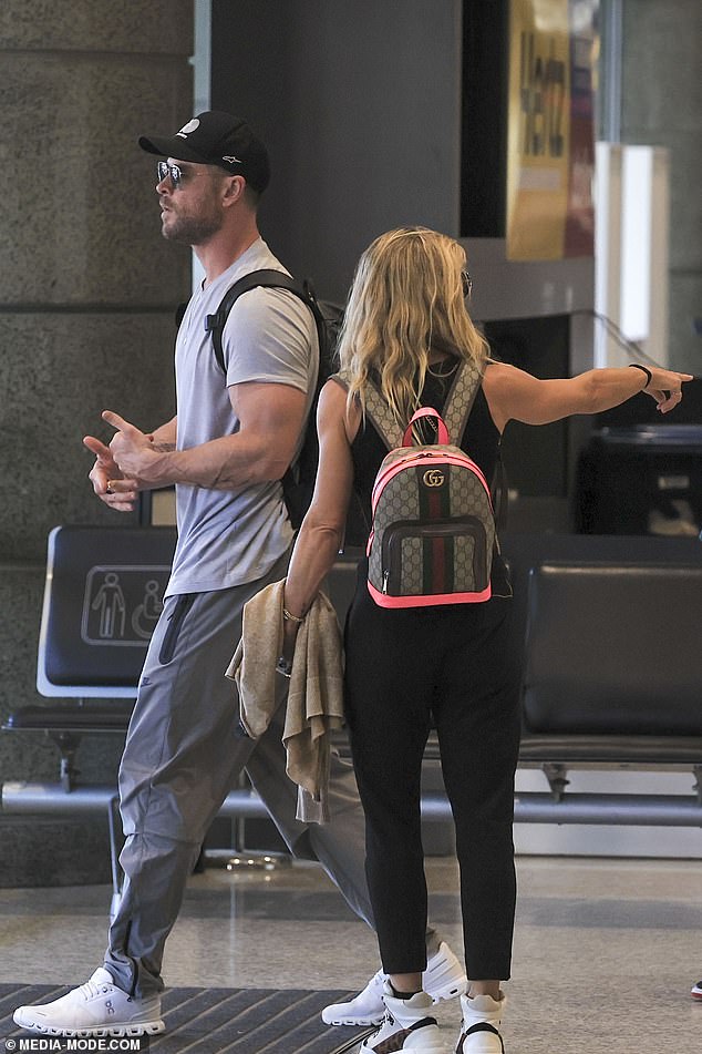 Elsa je nosila lagani par crnih hlača i obične crne singl, ali pustio je da joj pribor razgovara dok je završila svoj izgled 4350 $ Louis Vuitton, vrećica novog valnog lanca prevrnula se po tijelu i A 2700 dolara Gucci Ophidia Back Pack