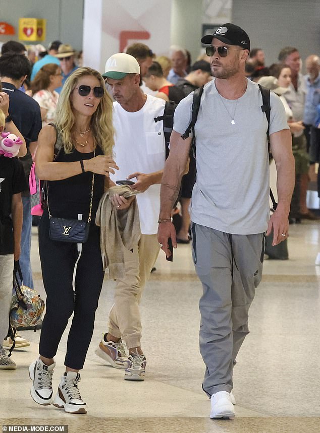 Zračeći njihov potpis A-liste sjaj, Chris i Elsa izgledali su opušteni i spremni za neko sunčano svjetlo Aussie, unatoč dugotrajnom letu iz Europe