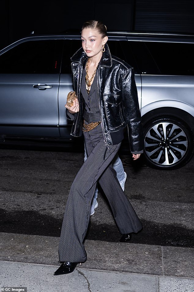 Model, 29 godina, zasigurno je okrenuo glave dok je s crnom kožnom jaknom tijekom izlaska u nomadskom susjedstvu ljuljala moderno sivu kombinezon s crnom kožnom jaknom