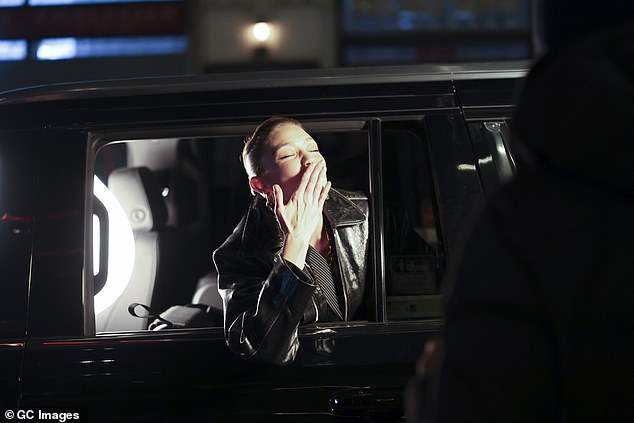 Ljepota je izgledala veliko duhovi dok je stršila ulicama prije nego što je skočila u taksi u kojoj je viđena kako maše fanovima