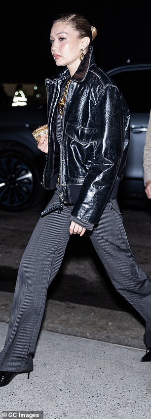 Njezine zlatne brave bile su ugušene u elegantno up do 'sa bočnim dijelom, dok je model dovršio stvari s vrlo glam paletom šminke