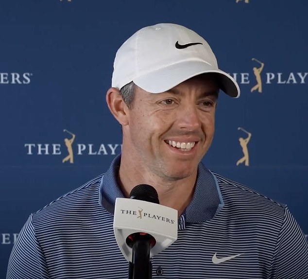 McIlroy se nasmiješio tijekom konferencije za novinare, ali odbio je razgovarati o incidentu s Potterom