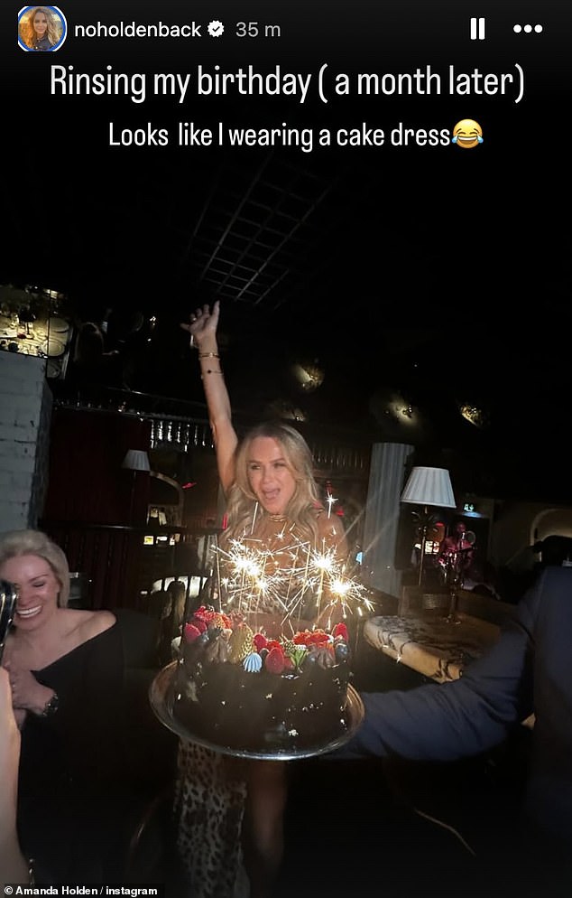 Dok je Amanda također podijelila pogled na svoju rođendansku tortu, izgledajući sretnije nego ikad u jednom pucanju, kao što joj je predstavljena masivna čokoladna torta, prelivena pjenušavim